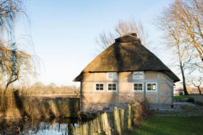 Urgemütliche Reetdachkate mit großem Kamin und Sauna, Pommerby